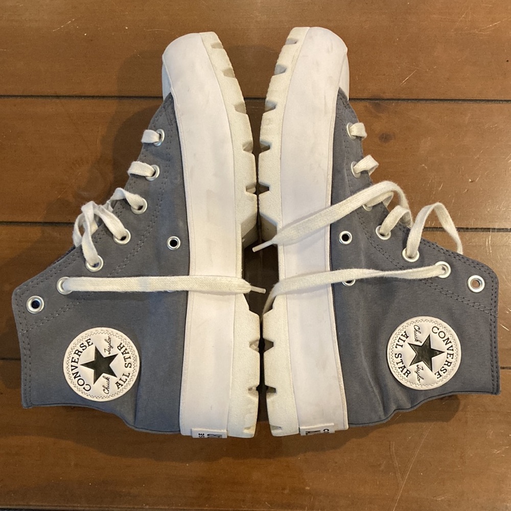 Women’s High Top Converse Sneakers Size 8